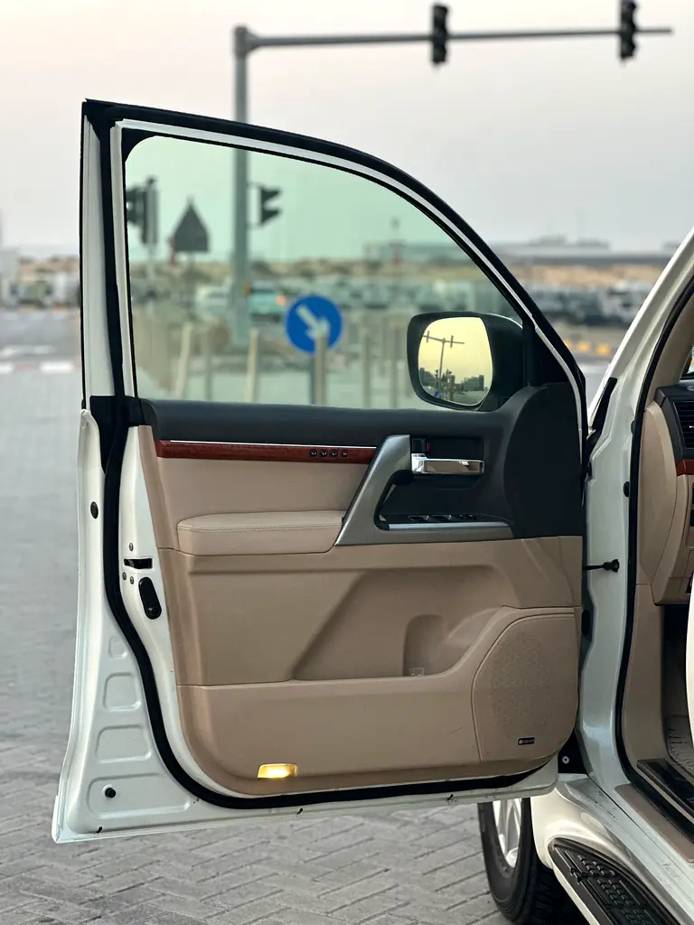 TOYOTA CRUISER GXR 5.7 MODEL 2014 GCC CAR PERFECT CONDITION INSIDE AND OUTSIDE FULL OPTION SUN ROOF - Image 19