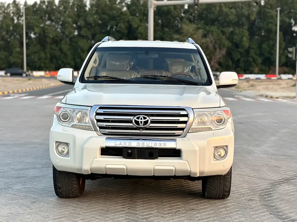 TOYOTA CRUISER GXR 5.7 MODEL 2014 GCC CAR PERFECT CONDITION INSIDE AND OUTSIDE FULL OPTION SUN ROOF - Image 4