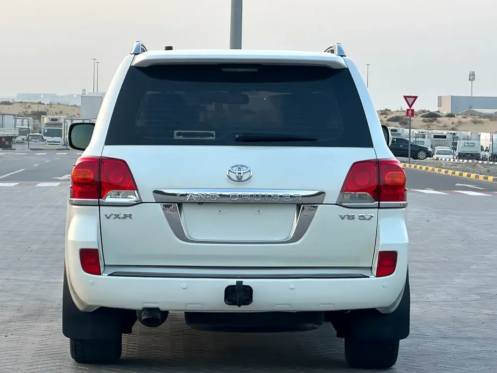 TOYOTA CRUISER GXR 5.7 MODEL 2014 GCC CAR PERFECT CONDITION INSIDE AND OUTSIDE FULL OPTION SUN ROOF - Image 5