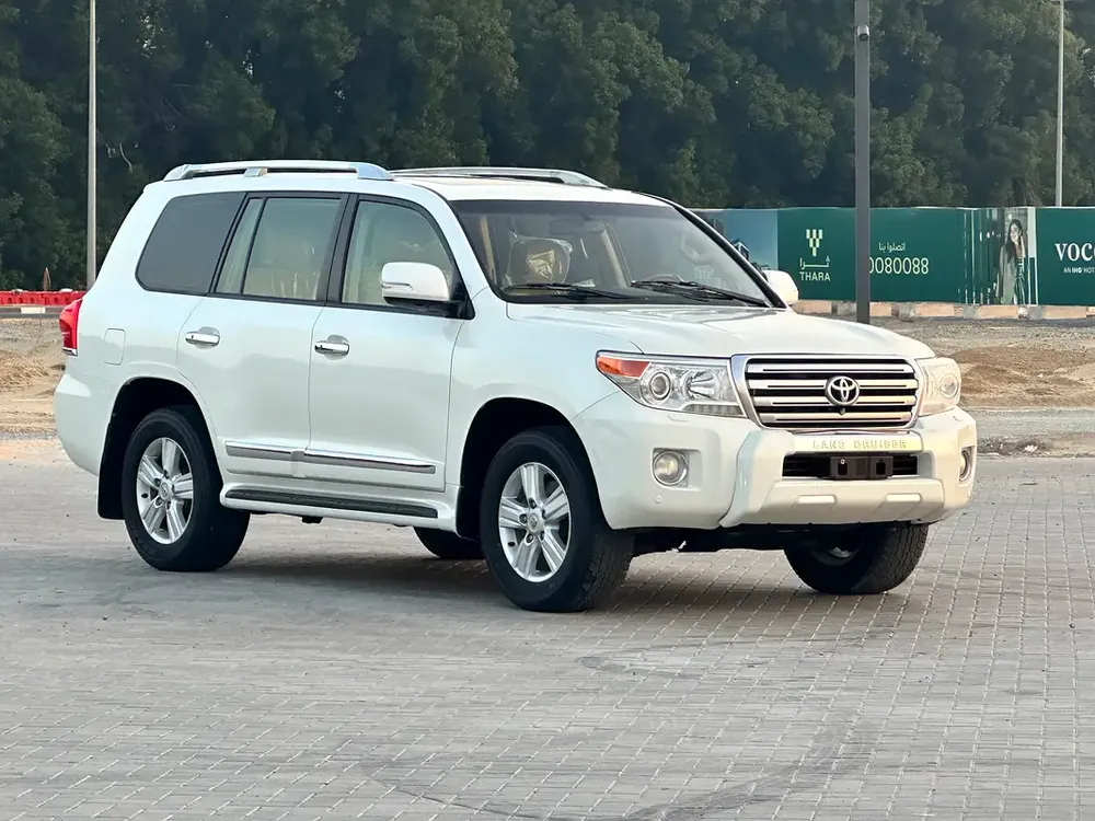 TOYOTA CRUISER GXR 5.7 MODEL 2014 GCC CAR PERFECT CONDITION INSIDE AND OUTSIDE FULL OPTION SUN ROOF - Image 6