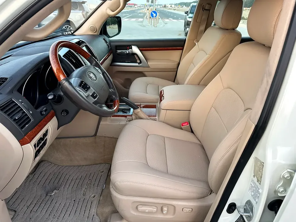TOYOTA CRUISER GXR 5.7 MODEL 2014 GCC CAR PERFECT CONDITION INSIDE AND OUTSIDE FULL OPTION SUN ROOF - Image 7