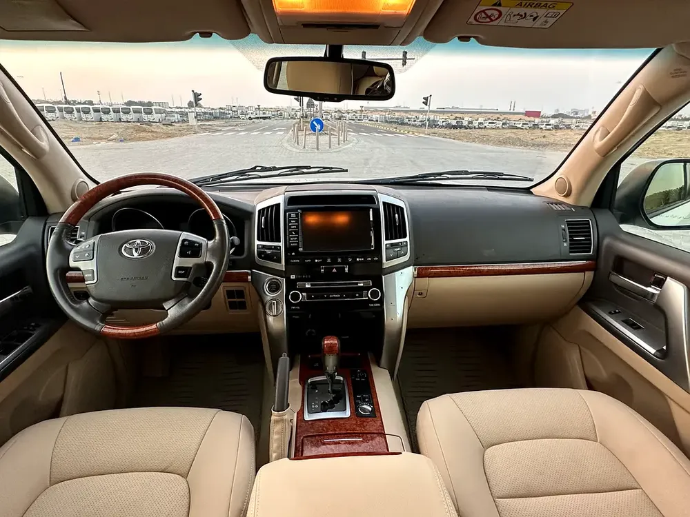 TOYOTA CRUISER GXR 5.7 MODEL 2014 GCC CAR PERFECT CONDITION INSIDE AND OUTSIDE FULL OPTION SUN ROOF - Image 8