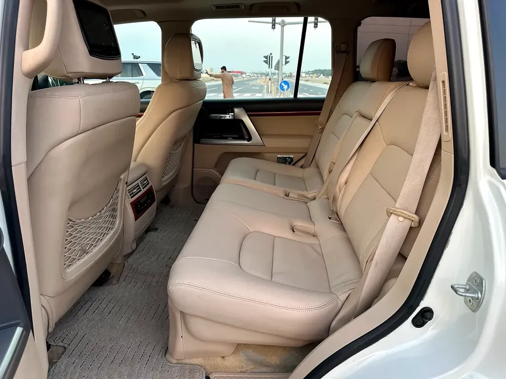 TOYOTA CRUISER GXR 5.7 MODEL 2014 GCC CAR PERFECT CONDITION INSIDE AND OUTSIDE FULL OPTION SUN ROOF - Image 9