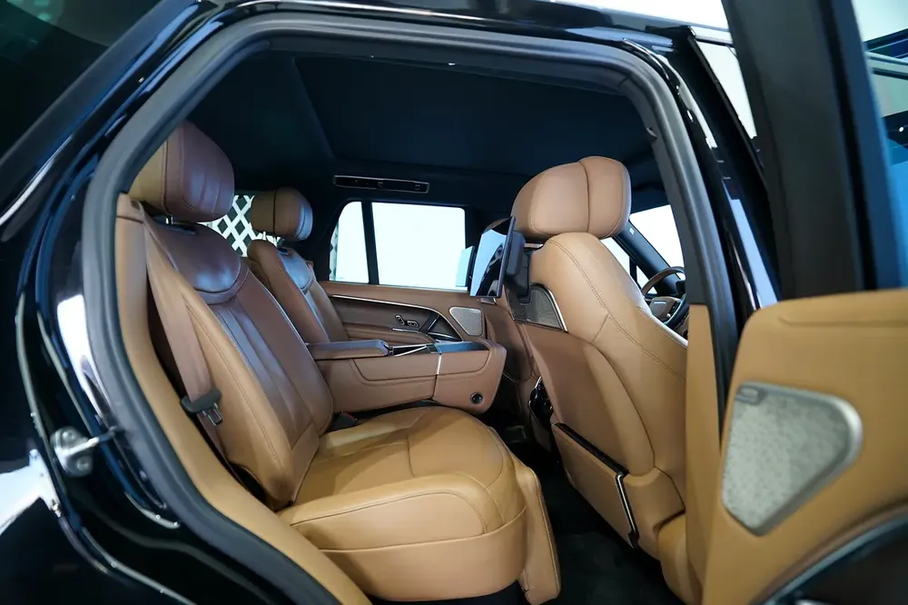 VOGUE AUTOBIOGRAPHY P530 V8 | WARRANTY JULY 2027 | LEG REST | REAR ENTERTAINMENT | SIDE STEPS - Image 11