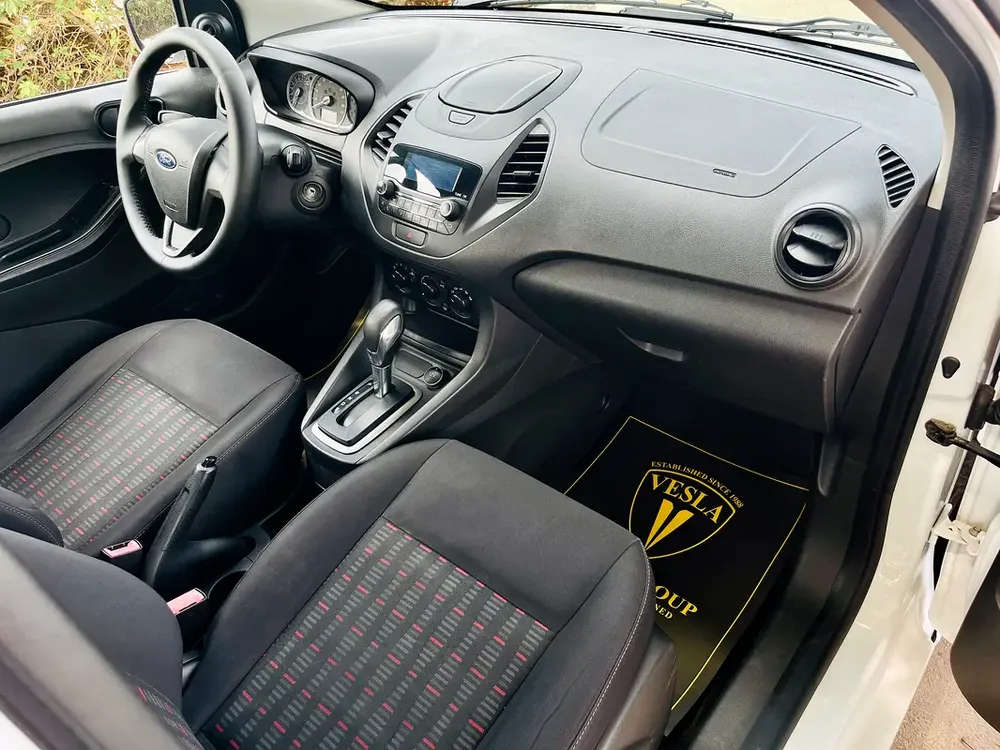 UNLIMITED MILEAGE WARRANTY / HATCHBACK + BLUETOOTH + USB + POWER LOCKS / IN HOUSE FINANCE - Image 10