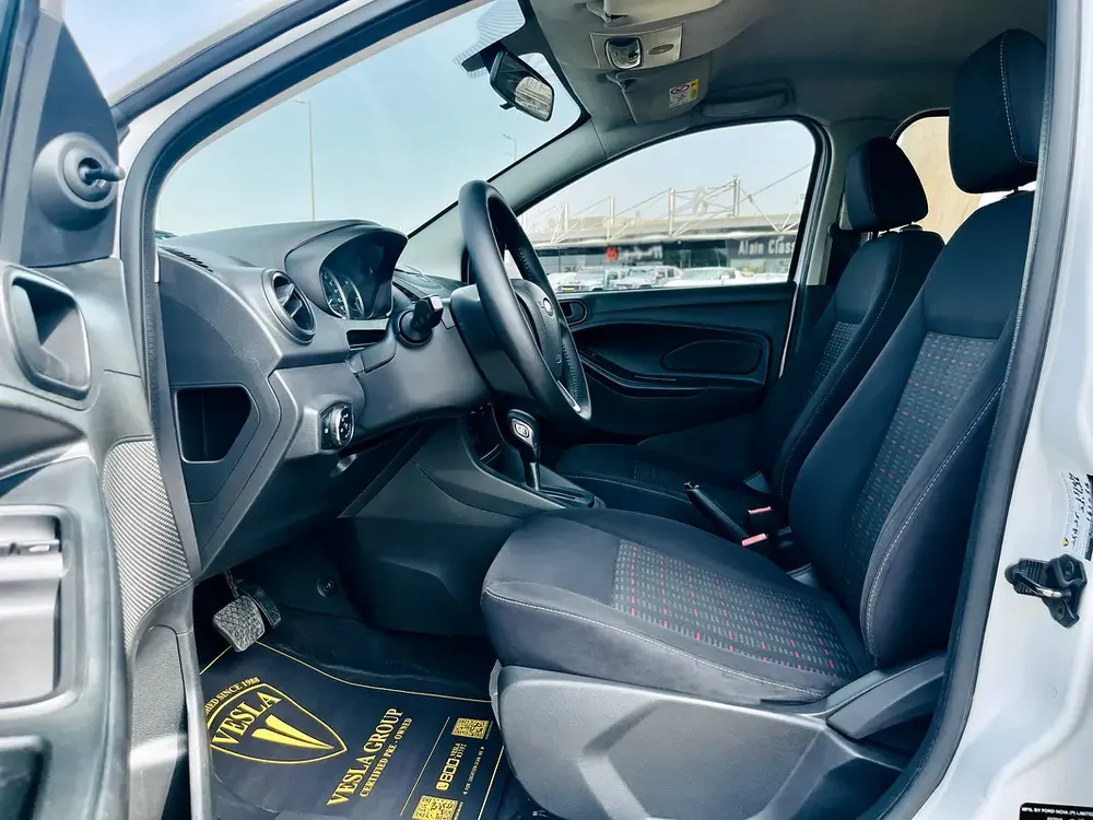 UNLIMITED MILEAGE WARRANTY / HATCHBACK + BLUETOOTH + USB + POWER LOCKS / IN HOUSE FINANCE - Image 14