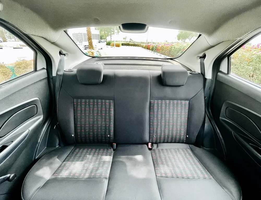 UNLIMITED MILEAGE WARRANTY / HATCHBACK + BLUETOOTH + USB + POWER LOCKS / IN HOUSE FINANCE - Image 17