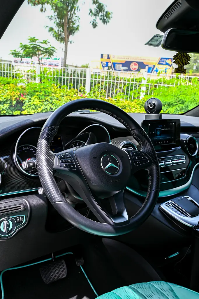 Mercedes-Benz V-Class V 250 2023 - GCC Specs - Like New - Image 12