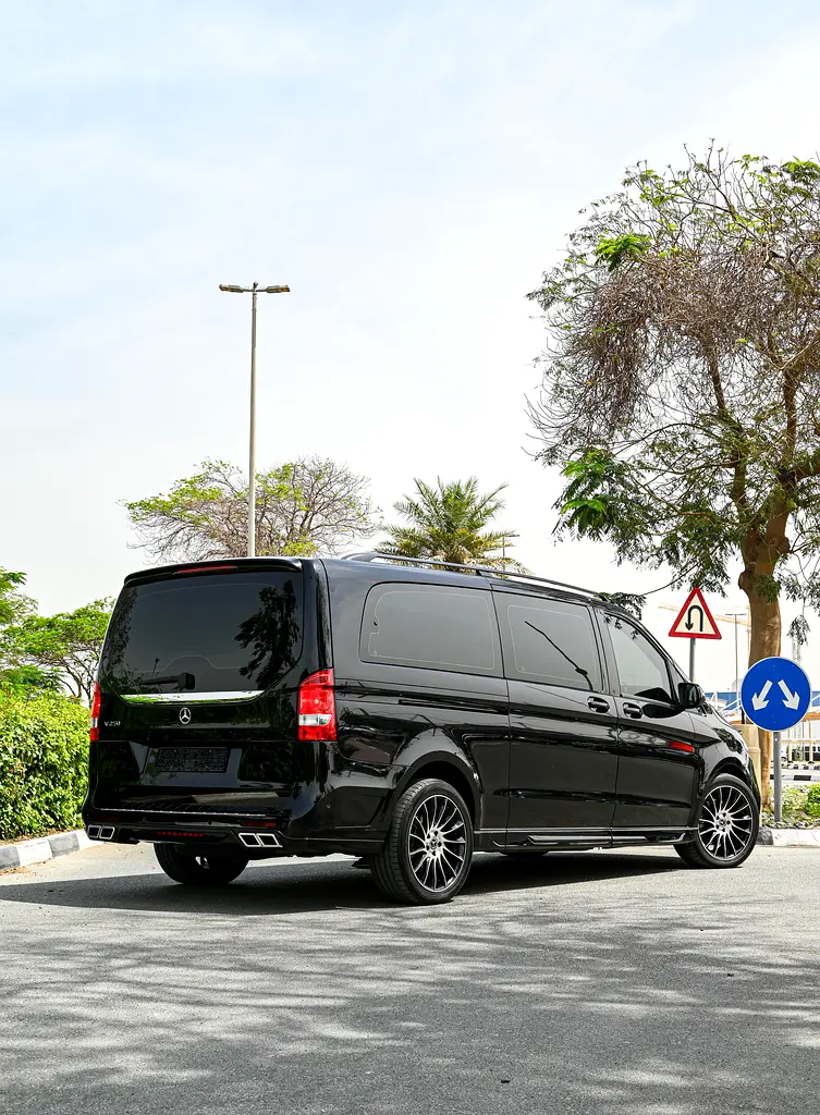 Mercedes-Benz V-Class V 250 2023 - GCC Specs - Like New - Image 4
