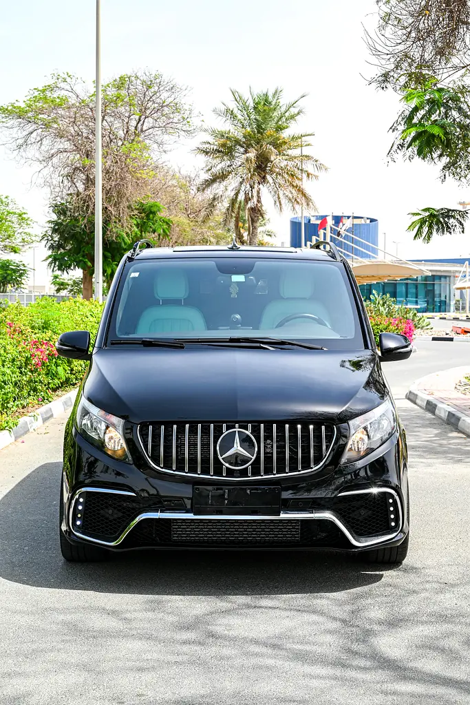 Mercedes-Benz V-Class V 250 2023 - GCC Specs - Like New - Image 7