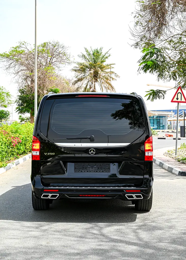 Mercedes-Benz V-Class V 250 2023 - GCC Specs - Like New - Image 8