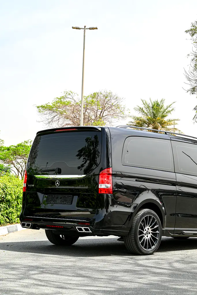 Mercedes-Benz V-Class V 250 2023 - GCC Specs - Like New - Image 9