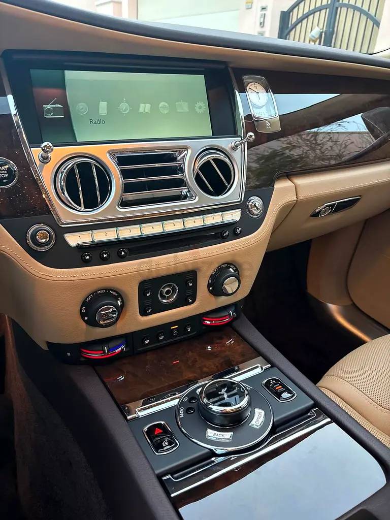 Rolls-Royce Ghost Series II Very Low Mileage 2016 GCC Specs - Image 6