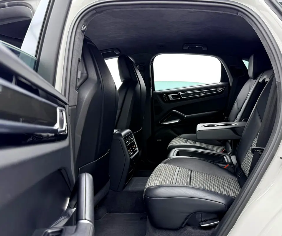 2020 Porsche Cayenne Coupe Turbo, 2026 Porsche Warranty, Full Porsche Service History, GCC - Image 17