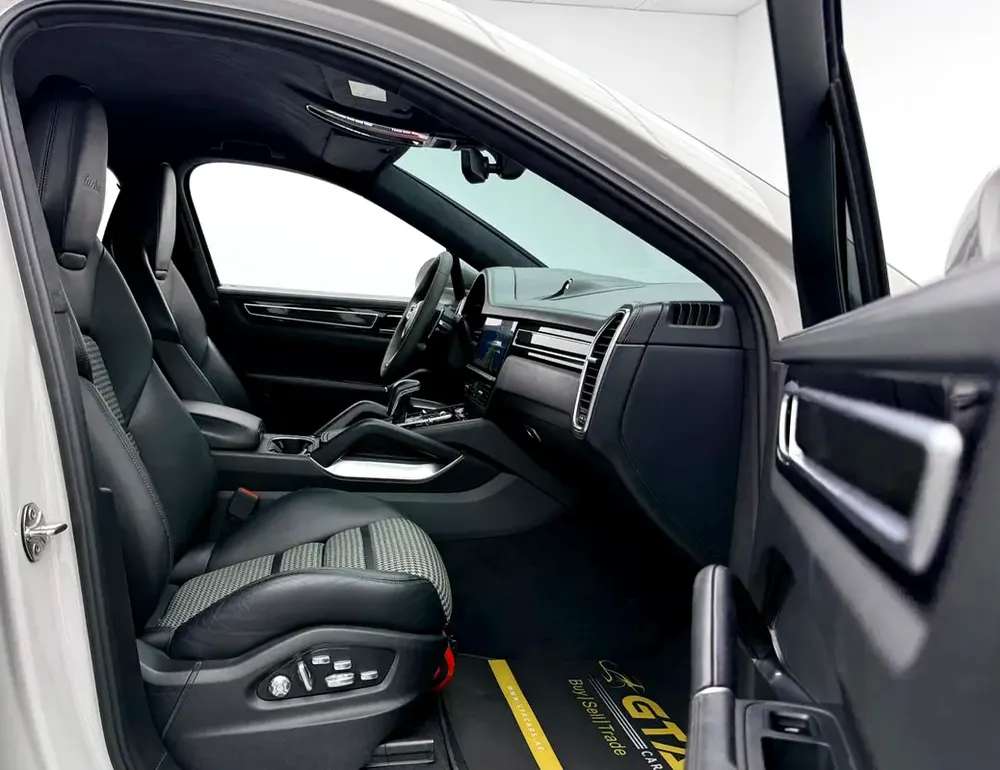 2020 Porsche Cayenne Coupe Turbo, 2026 Porsche Warranty, Full Porsche Service History, GCC - Image 9