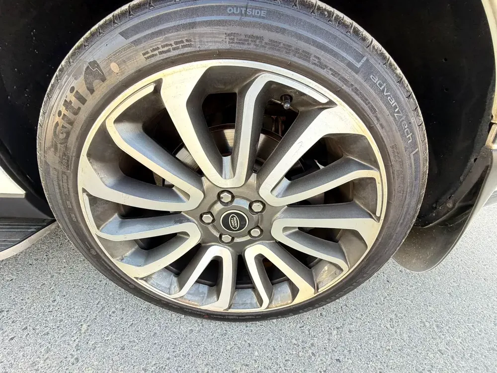 Land Rover Discovery HSE Luxury 2014 - GCC Specs - Well Maintained - Image 12