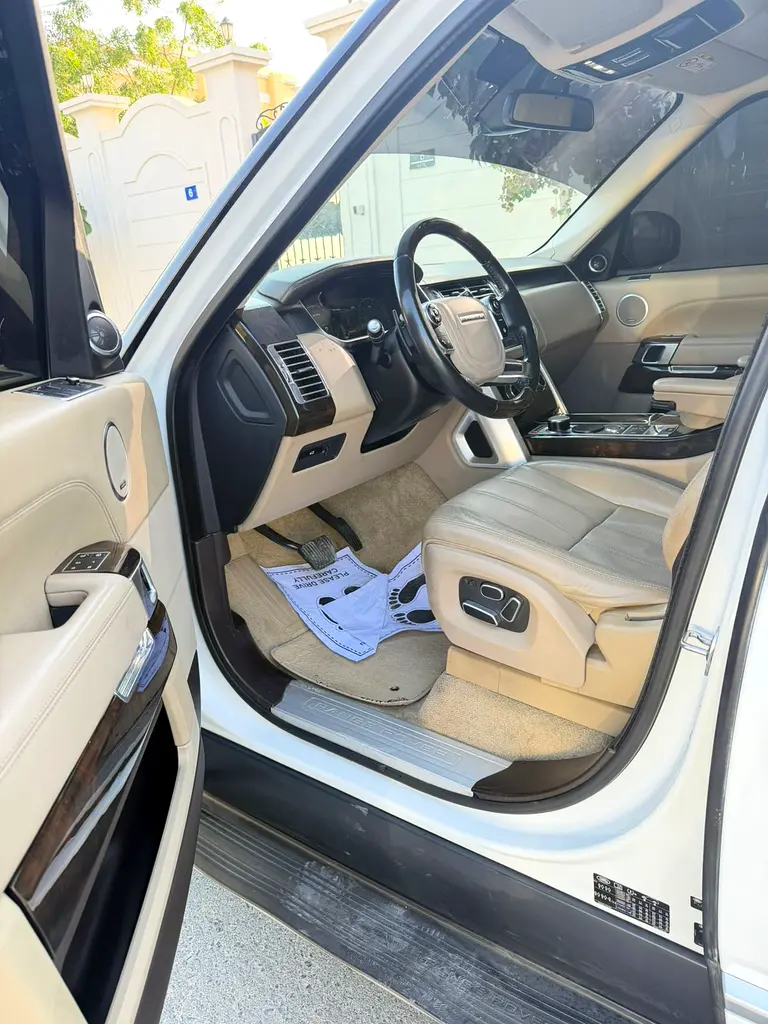 Land Rover Discovery HSE Luxury 2014 - GCC Specs - Well Maintained - Image 13