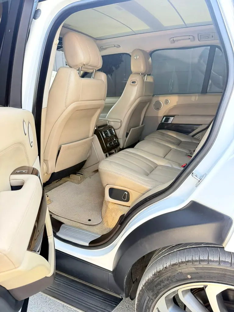 Land Rover Discovery HSE Luxury 2014 - GCC Specs - Well Maintained - Image 15