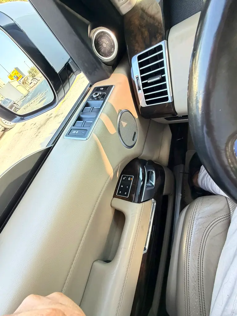 Land Rover Discovery HSE Luxury 2014 - GCC Specs - Well Maintained - Image 17