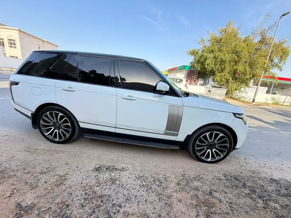Land Rover Discovery HSE Luxury 2014 - GCC Specs - Well Maintained - Image 6