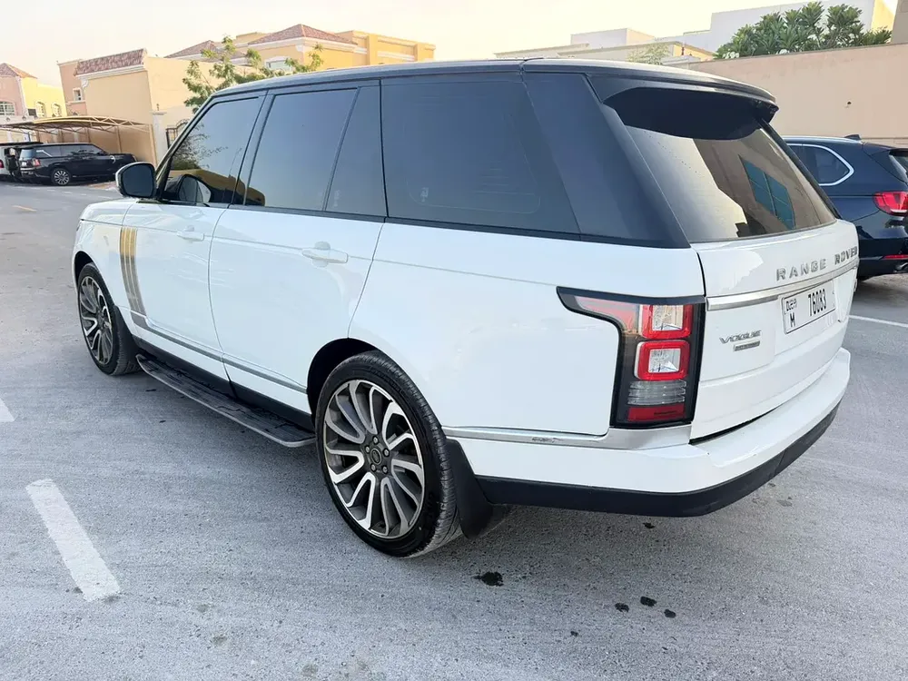 Land Rover Discovery HSE Luxury 2014 - GCC Specs - Well Maintained - Image 7