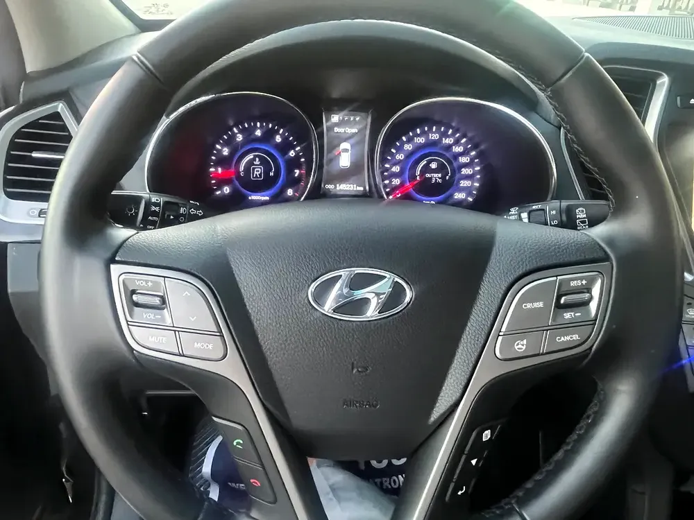 For sale Hyundai Santa Fe 2015 model 3.3L full option gcc - Image 5