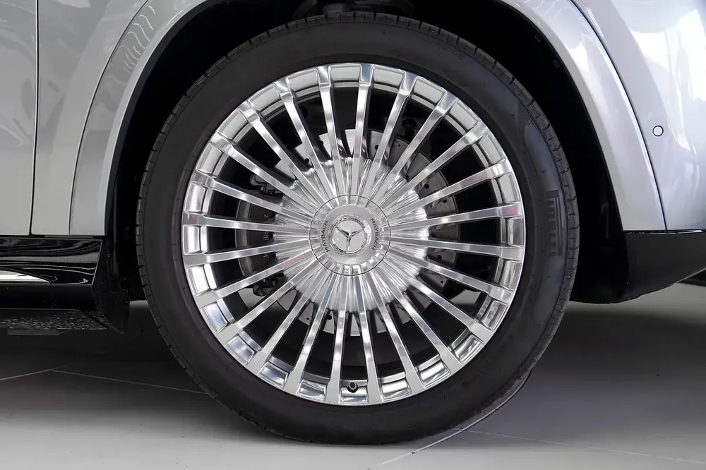 MAYBACH GLS 600 | LEG REST | REAR ENTERTAINMENT | PANORAMIC ROOF | WARRANTY AVAILABLE - Image 17
