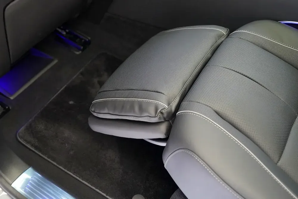 MAYBACH GLS 600 | LEG REST | REAR ENTERTAINMENT | PANORAMIC ROOF | WARRANTY AVAILABLE - Image 8