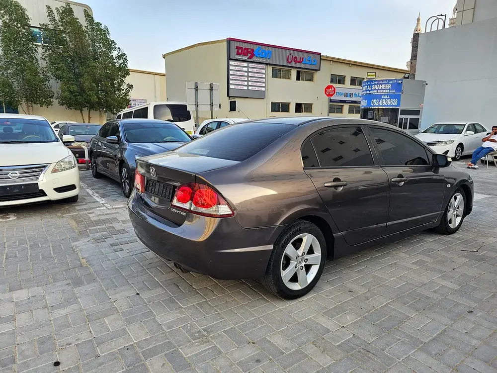 Honda Civic 1.8 i-VTEC 2009 - GCC Specs - Reliable and Efficient - Image 10