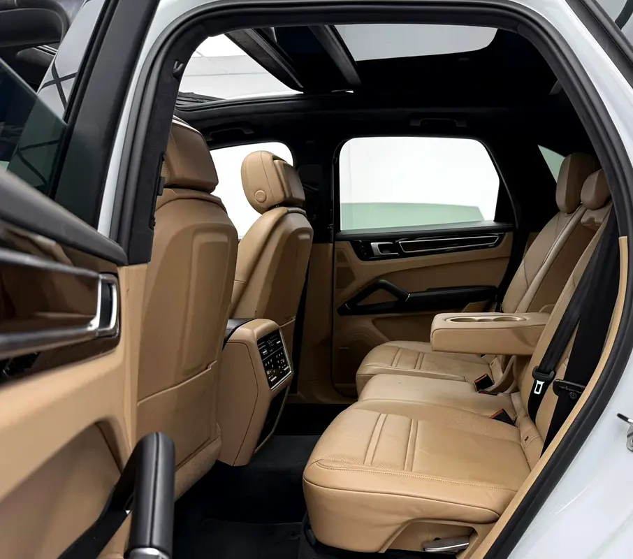 2018 Porsche Cayenne S, Full Porsche Service History, Sport Chrono Package, Excellent Condition, GCC - Image 17