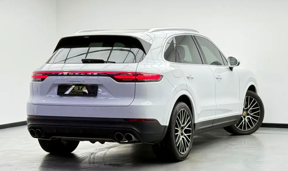 2018 Porsche Cayenne S, Full Porsche Service History, Sport Chrono Package, Excellent Condition, GCC - Image 4