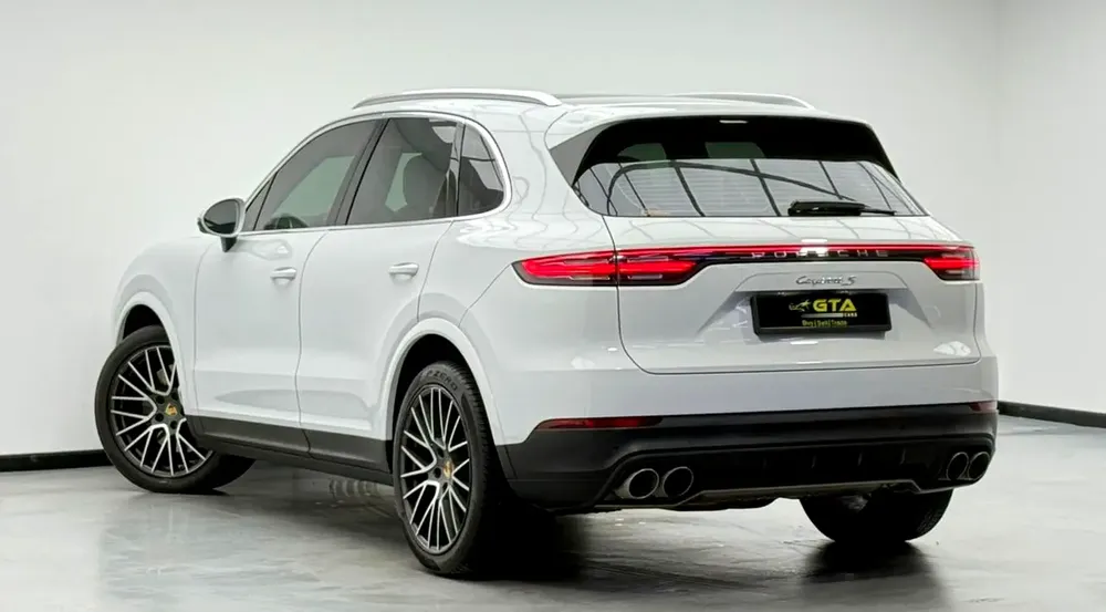2018 Porsche Cayenne S, Full Porsche Service History, Sport Chrono Package, Excellent Condition, GCC - Image 6