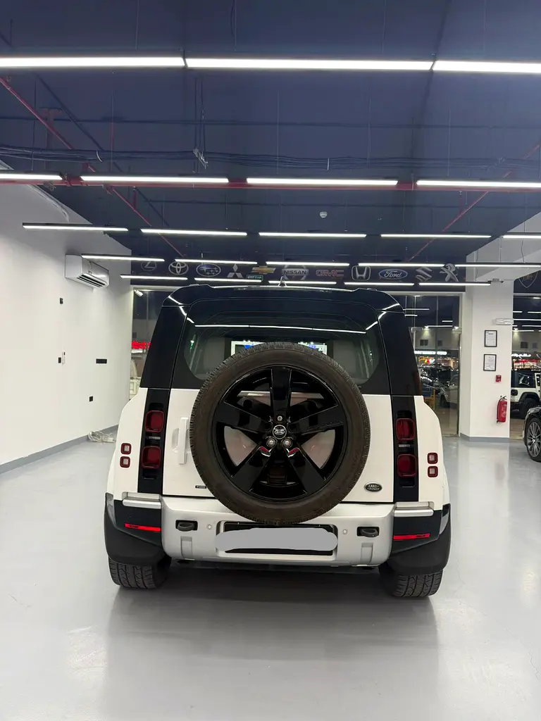 2023 Land Rover Defender 110 HSE | GCC Specs | Low Mileage - Image 4