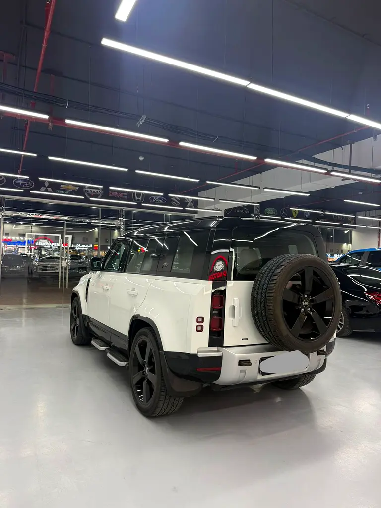 2023 Land Rover Defender 110 HSE | GCC Specs | Low Mileage - Image 5