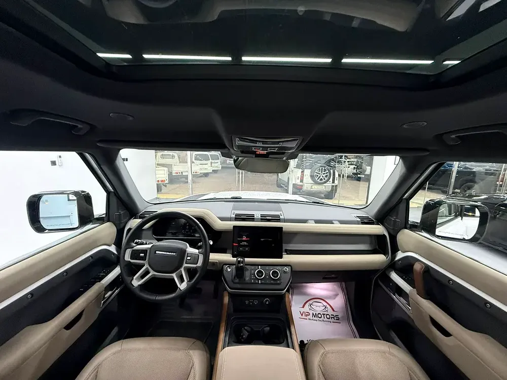 2023 Land Rover Defender 110 HSE | GCC Specs | Low Mileage - Image 7