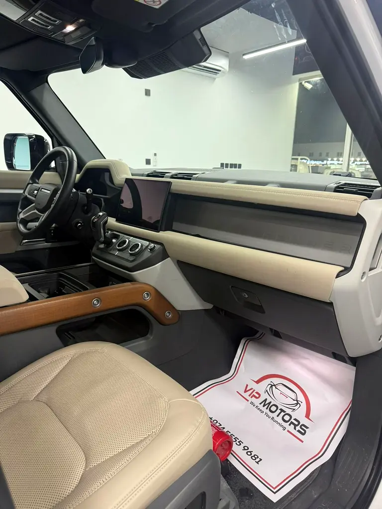 2023 Land Rover Defender 110 HSE | GCC Specs | Low Mileage - Image 8
