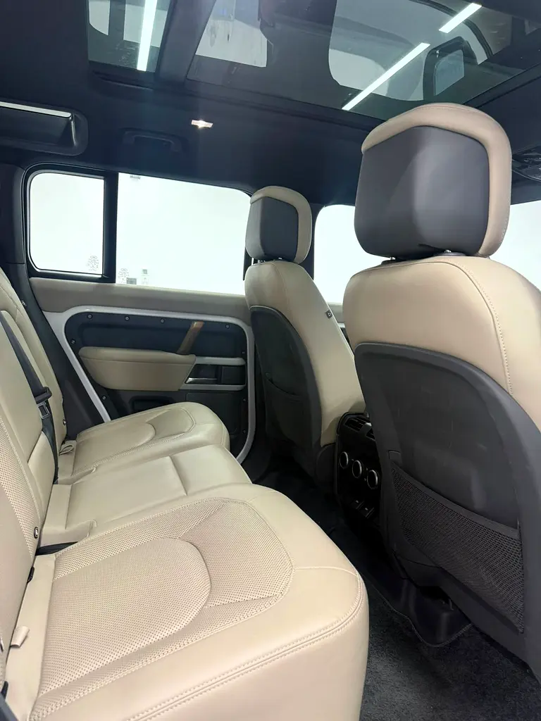 2023 Land Rover Defender 110 HSE | GCC Specs | Low Mileage - Image 9