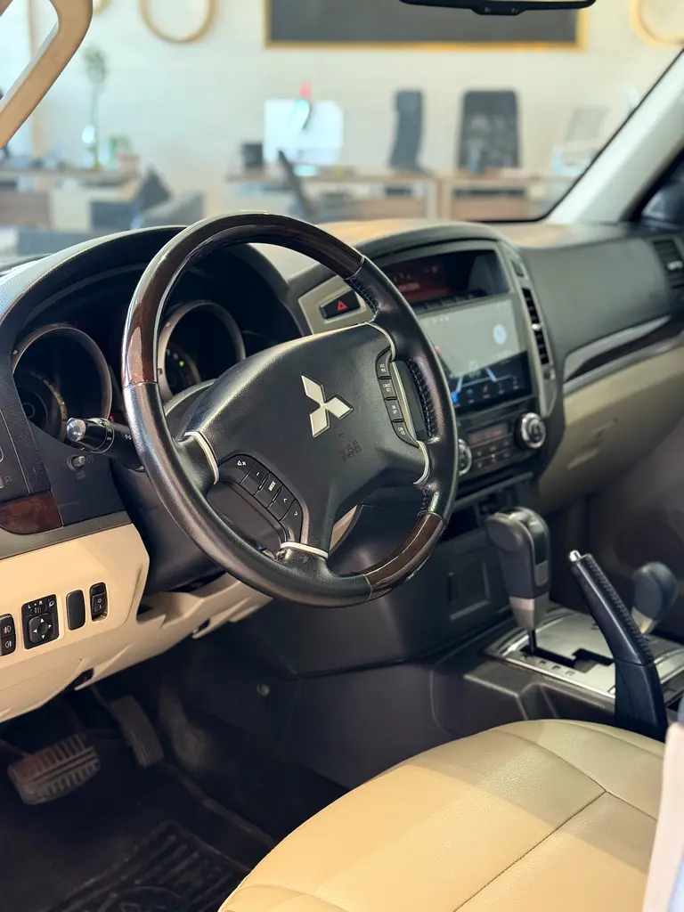 Mitsubishi Pajero GLS 2017 clean title - Image 10