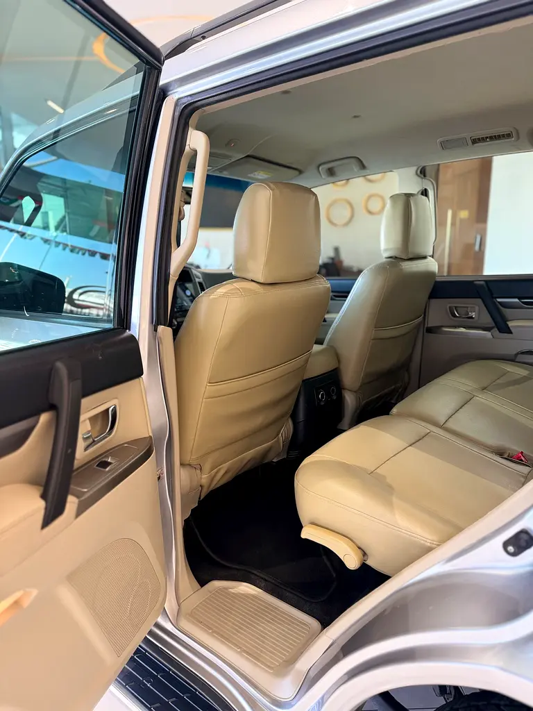 Mitsubishi Pajero GLS 2017 clean title - Image 11