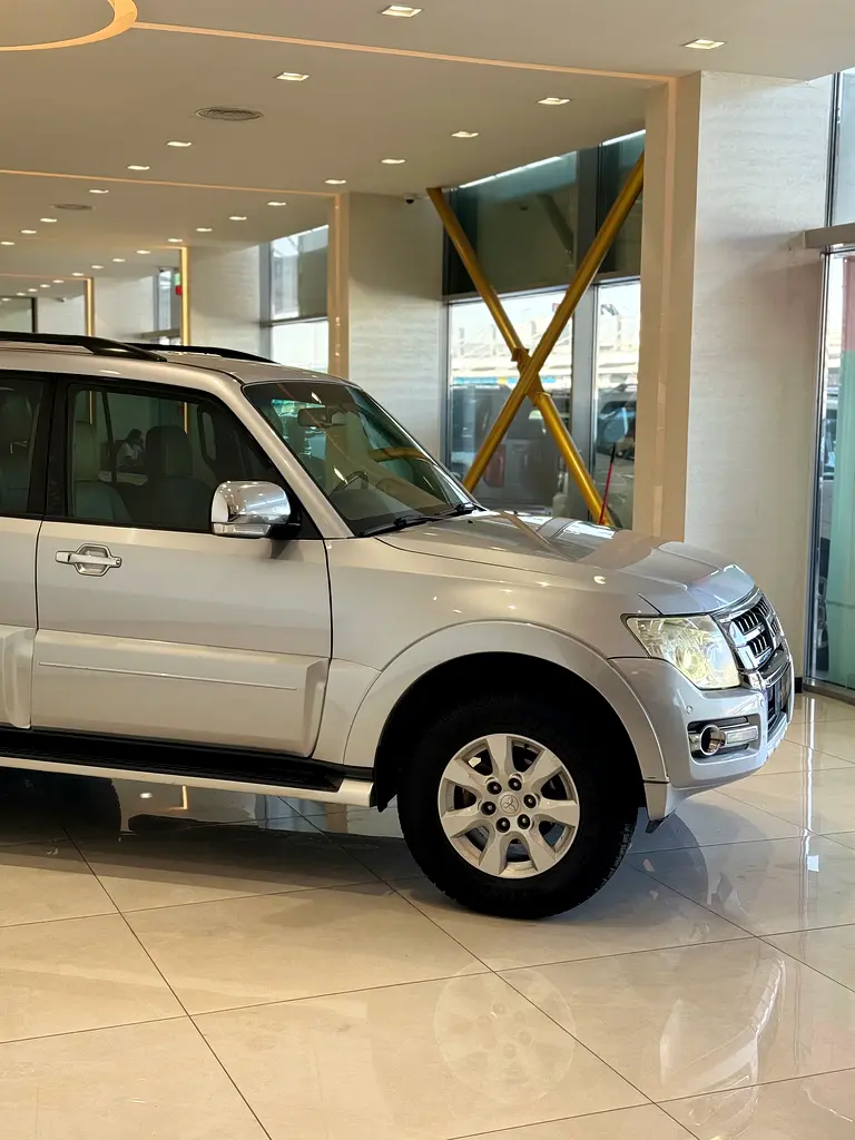 Mitsubishi Pajero GLS 2017 clean title - Image 4