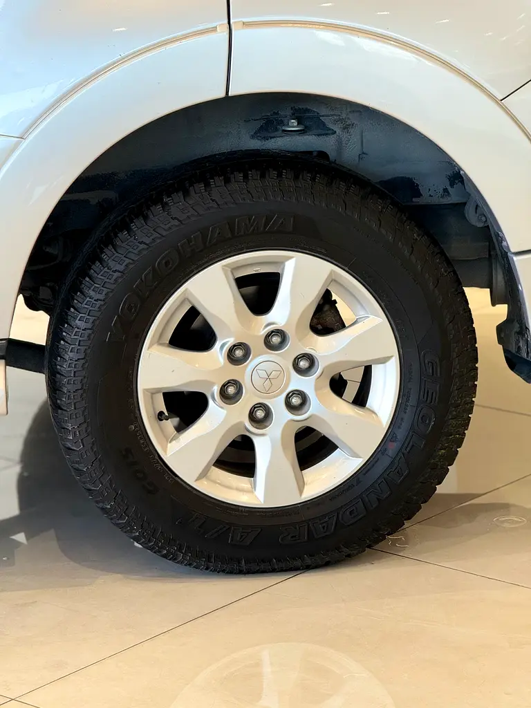 Mitsubishi Pajero GLS 2017 clean title - Image 7