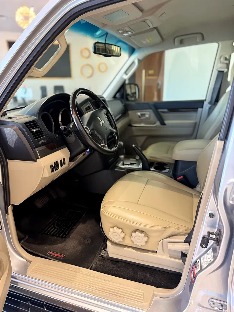 Mitsubishi Pajero GLS 2017 clean title - Image 8