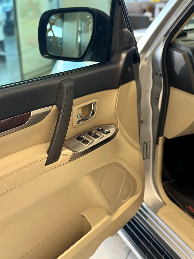 Mitsubishi Pajero GLS 2017 clean title - Image 9
