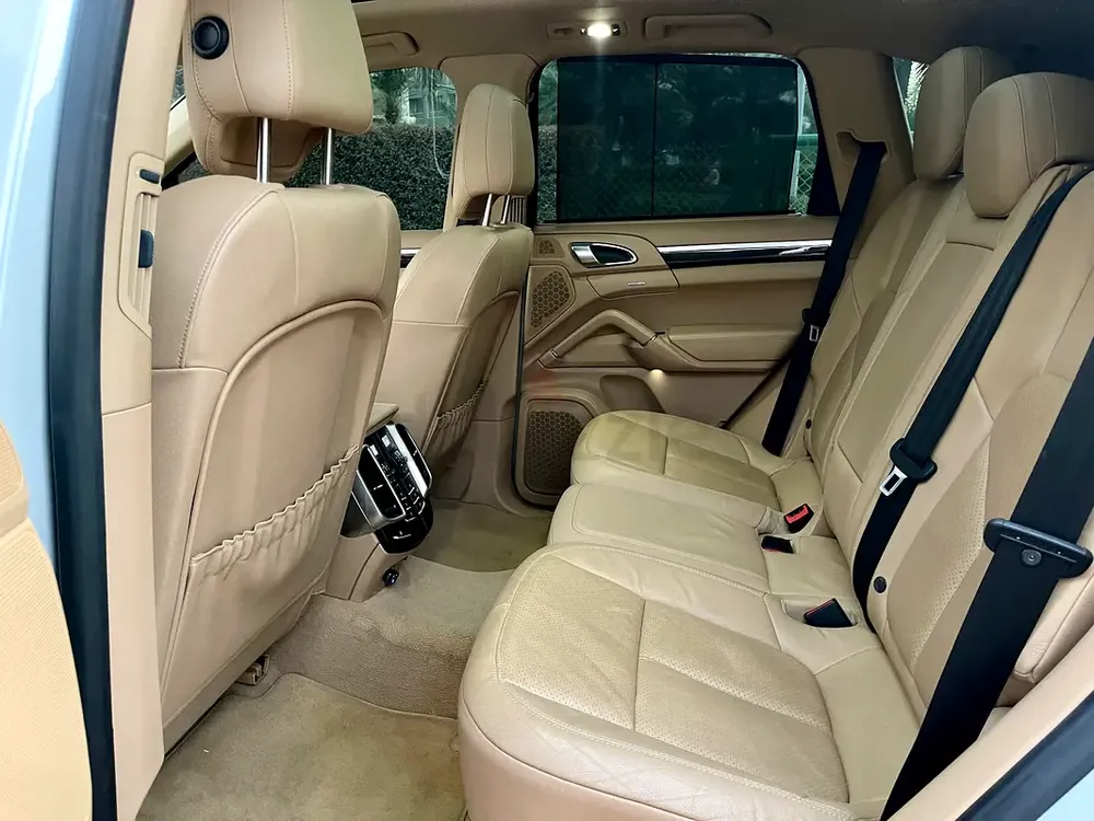 Porsche Cayenne Platinum Full Option GCC | Agency service - Image 11