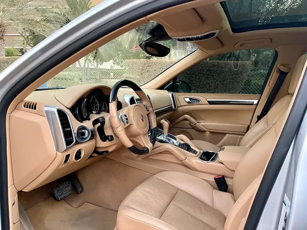 Porsche Cayenne Platinum Full Option GCC | Agency service - Image 12