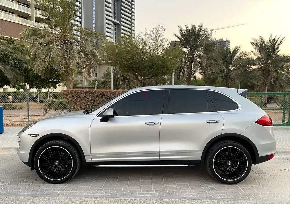 Porsche Cayenne Platinum Full Option GCC | Agency service - Image 4