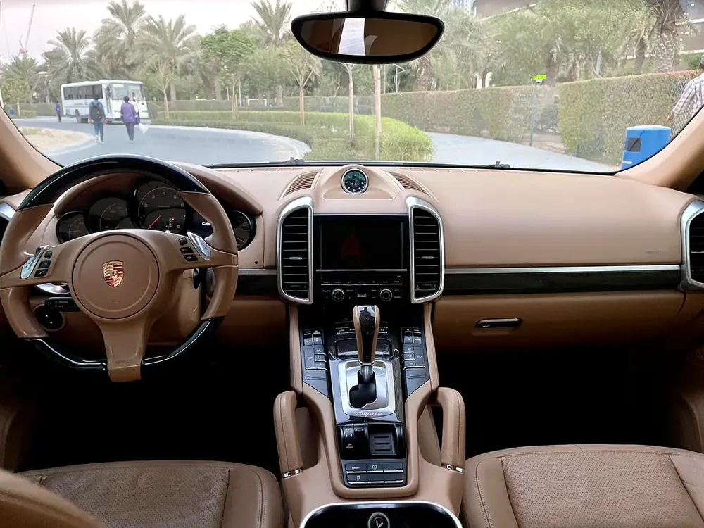 Porsche Cayenne Platinum Full Option GCC | Agency service - Image 7