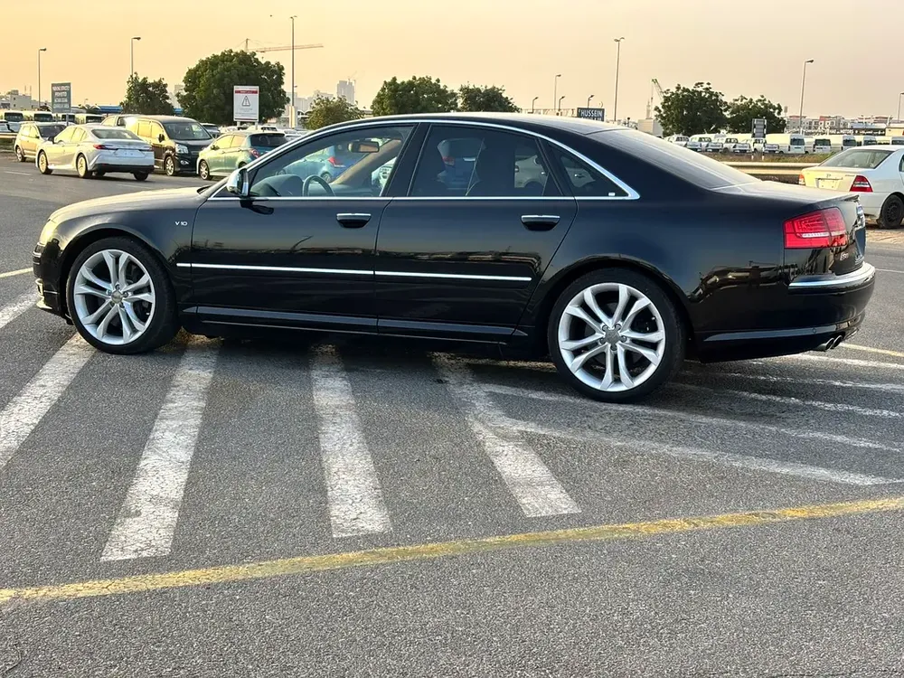 SUPER CLEAN AND POWERFULL V10 Audi S8 4.0 TFSI quattro, JAPAN IMPORTED - Image 6