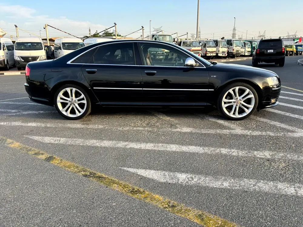 SUPER CLEAN AND POWERFULL V10 Audi S8 4.0 TFSI quattro, JAPAN IMPORTED - Image 8