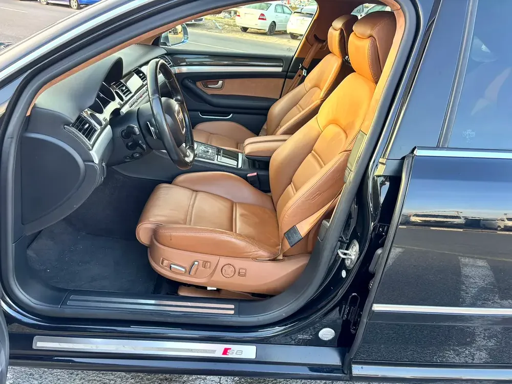 SUPER CLEAN AND POWERFULL V10 Audi S8 4.0 TFSI quattro, JAPAN IMPORTED - Image 9
